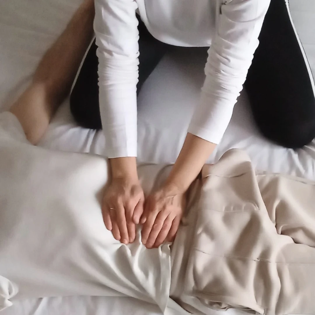 Trattamento shiatsu: pressioni con i palmi sulla schiena